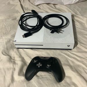 Xbox 1 s. Used. Comes with PRO Xbox 1 controller, power cord and HDMI cord. 120$